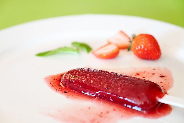 포토 JPG 해외이미지 접시 열매 음식 백그라운드 잎 과일 재료 딸기 아이스크림 디저트 건강 3 사람없음 빨간색 얼음 추위 흰색 신선 막대기 달콤 정상 시원함 먹기 민트 허브 상쾌 서리 봉 블랙베리 팝 핸드메이드 카피스페이스 비건 해외포토 자연요소 식물 식기 감정 컬러 모션 공백 맛 채식주의자 파일형식 이미지허브