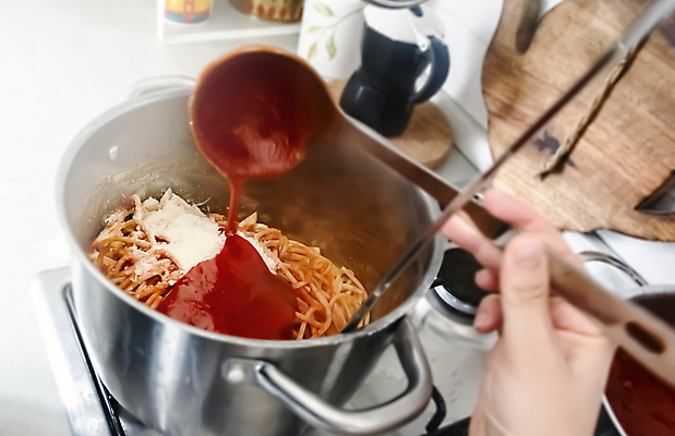 포토 JPG 해외이미지 전통 접시 음식 백그라운드 토마토 채소 재료 탁자 파스타 건강 스파게티 요리 사람없음 목재 빨간색 주방 식당 숟가락 요리사 식사 저녁식사 이탈리아 소고기 흰색 신선 뜨거움 양념 붓기 맛 냄비 먹기 허브 국자 레시피 토마토소스 점심식사 마카로니 볼로냐 철강 캐서롤 핸드메이드 해외포토 나무 식물 직업 식기 유럽 컬러 가구 컨셉 모션 주방용품 서양음식 수저 육류 상점 용기_그릇 소스_음식 솥 파스타면 파일형식 이미지허브