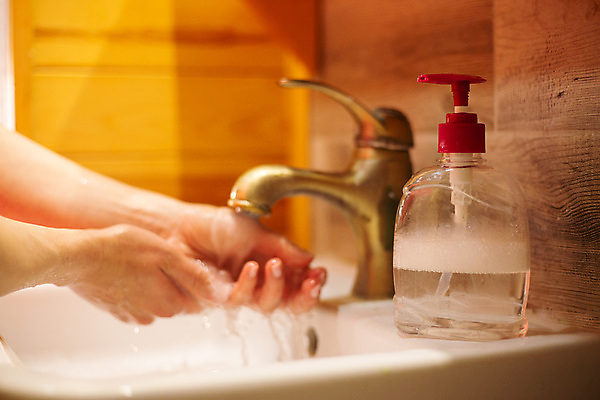 포토 JPG 해외이미지 손 어린이 신체 건강 관리 사람 사람없음 물 목욕 거품 젖음 욕실 액체 씻기 빨래 청소 싱크대 수도꼭지 비누 돌봄 위생관리 해외포토 자연요소 가사 모션 신체부위 위생용품 청결 개수대 파일형식 이미지허브