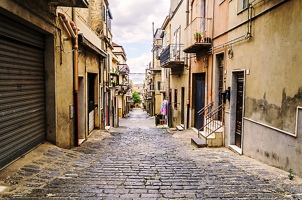 포토 JPG 해외이미지 계절 유럽 도로 여행 건축양식 자동차 자연 하늘 산 거리 항해 풍경 사람없음 야외 건물 여름 파란색 도시풍경 여행객 마을 맑음 이탈리아 수확 시골 도시 언덕 복고 타운 스카이라인 이웃 옛날 해외포토 건축물 건축 나라 길 육상교통 컬러 농업 배_교통 교통시설 날씨 사람 생태계 파일형식 이미지허브