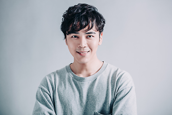 포토 JPG 해외이미지 응시 남자 한명 동양인 상반신 성인 앞모습 성인남자한명만 해외포토 1 시선 뷰포인트 사람 인종 남자한명만 성인남자만 파일형식 이미지허브