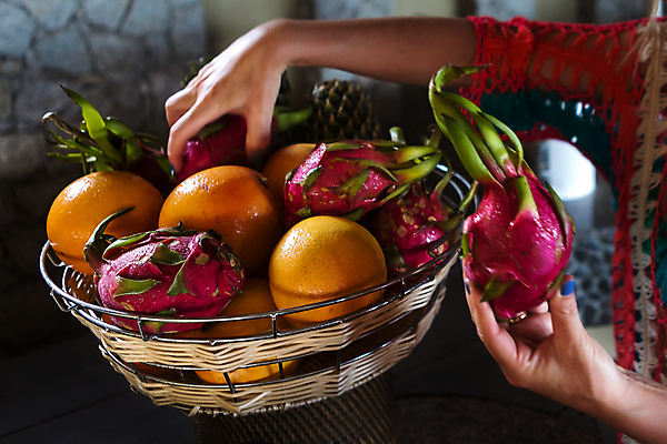 포토 JPG 해외이미지 손 음식 분홍색 백그라운드 다이어트 오렌지 과일 태국 자연 선인장 건강 동양인 사람없음 빨간색 여름 뷰티 바구니 흰색 용 신선 잡기 달콤 맛 유기농 질감 날것 팔 내추럴 고립 숙성 이국적 해외포토 식물 웰빙 계절 아시아 컬러 컨셉 모션 인종 신체부위 생태계 파일형식 이미지허브