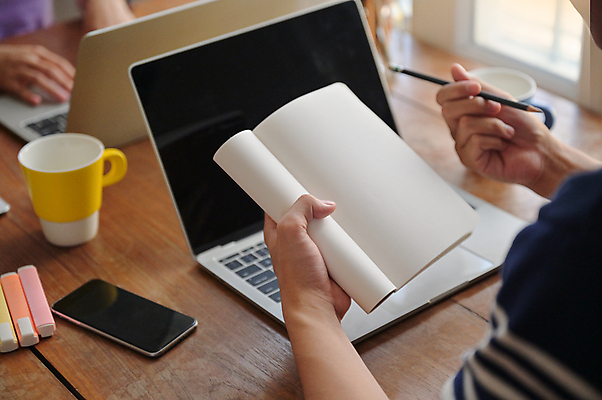 포토 JPG 해외이미지 학생 교육 컨셉 인터넷 비즈니스 통신 회의 거리 주택 대화 사랑 사람 사람없음 친구 노트북 스마트폰 사무실 스크린 웹 업무 네트워크 연결 토론 스마트 동료 서비스 경영자 부름 온라인 동영상 소셜 이러닝 프리랜서 해외포토 직업 감정 관계 모션 말하기 건물 전자제품 핸드폰 스마트기기 작업 리더 파일형식 이미지허브