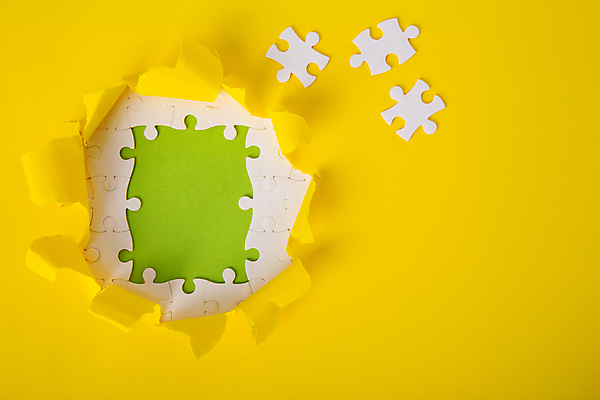 포토 JPG 해외이미지 아이디어 실내 사람없음 구멍 오브젝트 퍼즐조각 찢어짐 노란배경 미완성 해외포토 조각 백그라운드 컨셉 모션 내부 노란색 퍼즐 파일형식 이미지허브