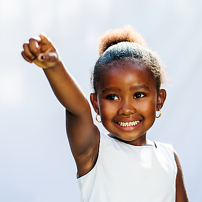 포토 JPG 해외이미지 1 라이프스타일 손 응시 여자 얼굴 어린이 손가락 아프리카 표시 건강 한명 사람 인종 청춘 우주 검은색 공백 가리킴 닫기 떨어짐 방향 보여주기 오리엔테이션 카피스페이스 해외포토 시선 나라 컬러 컨셉 모션 손짓 생활 신체부위 파일형식 이미지허브
