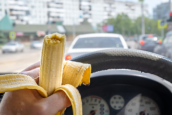 포토 JPG 해외이미지 손 남자 산업 도로 길 음식 여행 과일 자동차 거리 바나나 실내 건강 식이요법 사람 사람없음 식사 저녁식사 운전 신선 도시 시간 업무 바퀴 고속도로 운전사 아침식사 위험 먹기 교차로 속도 토막 점심식사 그만 방법 영양분 채식주의자 해외포토 직업 육상교통 컨셉 교통시설 모션 내부 신체부위 작업 채식 파일형식 이미지허브