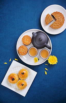 포토 JPG 해외이미지 접시 꽃잎 꽃 단면 디저트 실내 사람없음 하이앵글 찻잔 슬라이스 월병 해외포토 식물 식기 음식 뷰포인트 잔 내부 과자 중국전통 파일형식 이미지허브