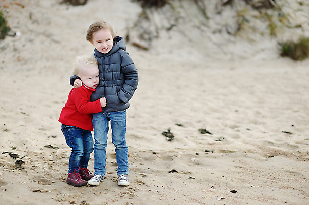 포토 JPG 해외이미지 백인 여자 행복 어린이 모래 바다 2 가족 포옹 자연 바람 함께함 건강 사람 야외 두명 친구 청춘 귀여움 얼음 봄 재킷 추위 가을 흰색 표현 달콤 작음 자매 옷입기 장면 걸음마 해외포토 자연요소 서양인 계절 감정 컬러 컨셉 관계 안기 모션 날씨 외투 맛 크기 생태계 파일형식 이미지허브