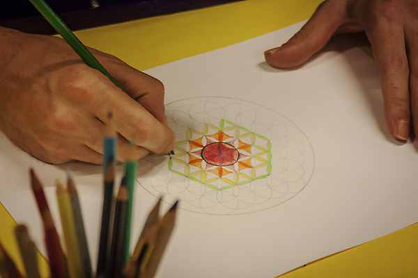 포토 JPG 해외이미지 손 색연필 들기 신체부위 색칠 소프트포커스 그림 해외포토 모션 학용품 촬영기법 사람 파일형식 이미지허브