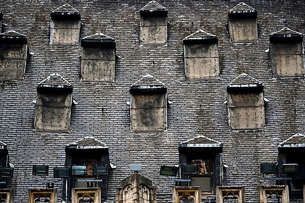 포토 JPG 해외이미지 백그라운드 컨셉 건축양식 창문 지붕 벽돌 주택 사람없음 건물 탑 검은색 어둠 발코니 선택 맨션 타일 묘사 천장 콘도 리빙 제비 시각장애인 옛날 많음 해외포토 건축물 건축 컬러 조류 숙소 장애인 파일형식 이미지허브