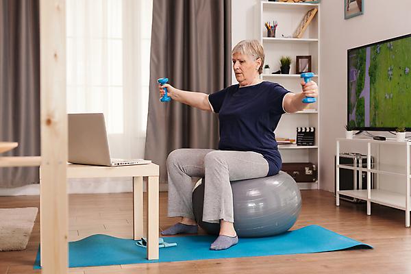 포토 JPG 해외이미지 전신 백인 라이프스타일 응시 여자 노년 할머니 거실 팔벌리기 실내 건강 들기 앉기 옆모습 노트북 운동복 운동 아령 매트 짐볼 연습 노인여자한명만 해외포토 서양인 시선 옷 뷰포인트 모션 사람 성인 내부 생활 전자제품 여자한명만 노인여자만 파일형식 이미지허브