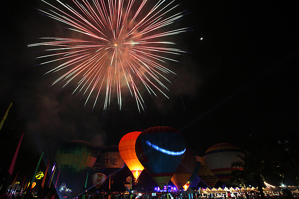 포토 JPG 해외이미지 하늘 폭죽 불꽃놀이 풍경 사람없음 야외 열기구 비행 야간 해외포토 자연요소 항공교통 놀이 파일형식 이미지허브