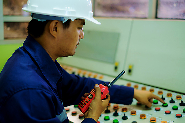 포토 JPG 해외이미지 식물 직업 남자 산업 선 공장 노동자 실내 한명 안전 사람 야외 모니터 힘 기계 방 장비 과학기술 기구 공구 업무 기술자 엔지니어 수리 감독 헬멧 위험 땅 분석 창고 서비스 시스템 감독관 스위치 유지 방법 운영자 제어 연습생 해외포토 1 컨셉 공업 기술 내부 컴퓨터 도구 작업 보호장비 연습 파일형식 이미지허브