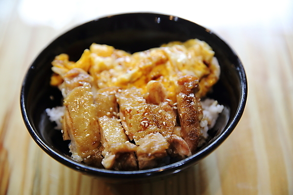 포토 JPG 해외이미지 그릇 밥 사람없음 닭고기 덮밥 나무탁자 닭고기생강구이 일본음식 해외포토 식기 음식 탁자 육류 구이 파일형식 이미지허브