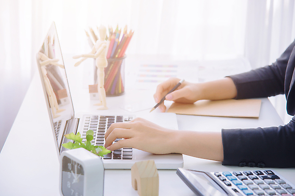 포토 JPG 해외이미지 직업 라이프스타일 손 여자 아시아 시계 겨울 인터넷 비즈니스 통신 탁자 모바일 사람 앉기 동양인 사람없음 노트북 빛 스마트폰 컴퓨터 사무실 독서 펜 디지털 검은색 공책 계산기 수확 타이핑 잡기 업무 작업 비즈니스우먼 이메일 연결 스마트 복고 와이파이 힙스터 해외포토 계절 패션 나라 컬러 가구 컨셉 농업 모션 문구용품 인종 생활 신체부위 전자제품 핸드폰 스마트기기 필기구 장비 직장인 무선인터넷 파일형식 이미지허브