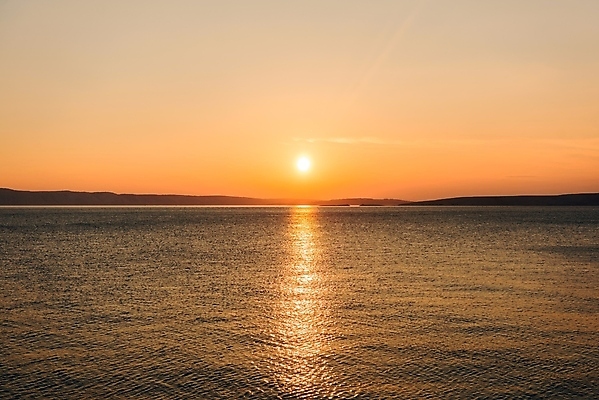 포토 JPG 해외이미지 실루엣 바다 섬 백그라운드 자연 하늘 휴가 따뜻함 풍경 사람없음 야외 물 여름 파란색 빛 컬러풀 햇빛 반사 여행객 평화 맑음 휴양지 내추럴 수평선 해외포토 자연요소 계절 컬러 컨셉 날씨 촬영기법 사람 태양 장소 생태계 파일형식 이미지허브