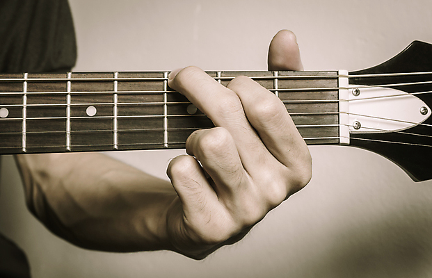 포토 JPG 해외이미지 손 연주 실내 신체부위 기타 잡기 기타리스트 세피아 해외포토 음악 모션 현악기 촬영기법 사람 내부 연주자 파일형식 이미지허브