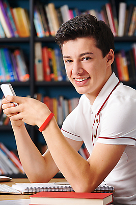 포토 JPG 해외이미지 백인 학생 응시 교육 남자 행복 통신 교실 학교 모바일 세포 실내 한명 사람 앉기 상반신 건물 10대 세로 스마트폰 핸드폰 소파 도서관 해외포토 서양인 1 건축물 시선 감정 의자 모션 청소년 내부 전자제품 스마트기기 파일형식 이미지허브