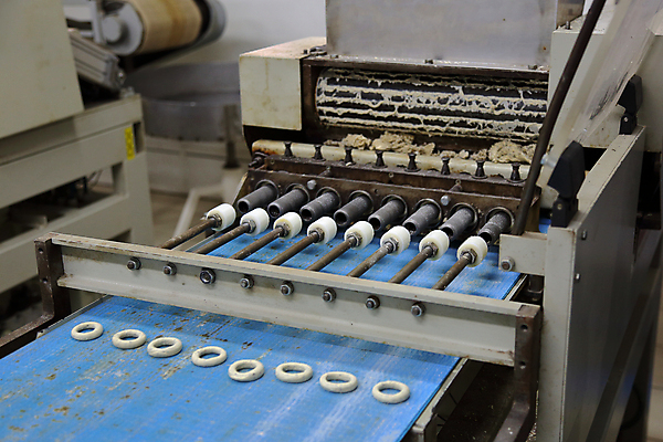 포토 JPG 해외이미지 빵 이동 공장 실내 사람없음 운반 반죽 컨베어밸트 해외포토 음식 컨셉 공업 내부 기계 파일형식 이미지허브