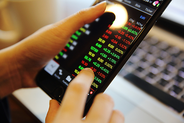 포토 JPG 해외이미지 손 그래프 들기 아웃포커스 신체부위 노트북 스마트폰 컴퓨터 주식 분석 투자 해외포토 컨셉 비즈니스 모션 촬영기법 사람 금융 전자제품 핸드폰 스마트기기 파일형식 이미지허브