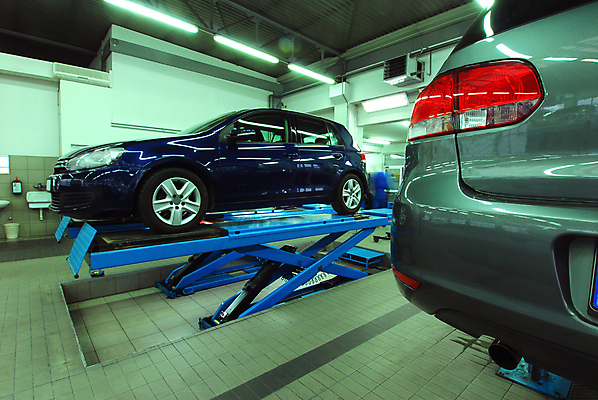 포토 JPG 해외이미지 산업 비즈니스 통신 자동차 버스 직장 사람없음 세트 상점 트럭 기술자 수리 서비스 타이어 짐차 정비공 공학 모터 제어 주목 차고 해외포토 직업 교육 육상교통 회사 대중교통 파일형식 이미지허브