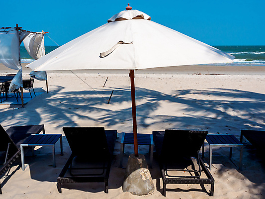 포토 JPG 해외이미지 나무 커플 아시아 모래 바다 섬 여행 백그라운드 우산 태국 자연 하늘 호텔 휴가 휴식 손바닥 그림자 풍경 사람없음 야외 물 여름 파란색 햇빛 태양 맑음 침묵 침대 뜨거움 휴양지 선베드 코코넛 가림막 이국적 파라다이스 해외포토 자연요소 식물 손 계절 나라 컬러 가구 컨셉 의자 과일 관계 숙소 날씨 소리 장소 생태계 파일형식 이미지허브