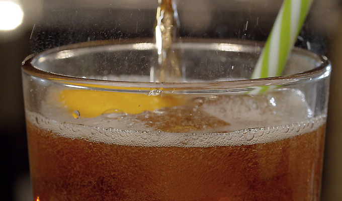 포토 JPG 해외이미지 음료 백그라운드 과일 유리 탁자 전등 귤 실내 건강 사람없음 빛 한개 얼음 활발 거품 흐름 에너지 추위 신선 칵테일 투명 붓기 닫기 달콤 갈증 레몬 가스 소다 카페인 스플래쉬 해외포토 자연요소 1 가구 컨셉 모션 재질 조명 주류 내부 맛 파일형식 이미지허브