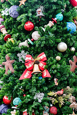 포토 JPG 해외이미지 나무 전통 계절 백그라운드 크리스마스 겨울 패턴 공 휴가 기념 사람없음 장식 빨간색 초록색 빛 축제 장식볼 축하 소나무 황금 해외포토 식물 기념일 컬러 컨셉 무늬 파일형식 이미지허브