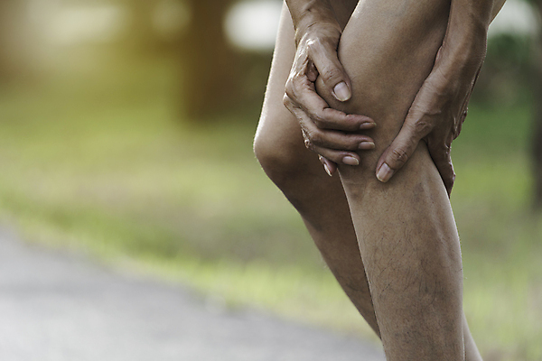 포토 JPG 해외이미지 주간 손 야외 아웃포커스 신체부위 고통 잡기 무릎통증 해외포토 자연요소 감정 모션 촬영기법 사람 파일형식 이미지허브