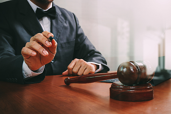 포토 JPG 해외이미지 남자 실내 한명 들기 상반신 성인 옆모습 만년필 손들기 법률가 법 의사봉 변호사 성인남자한명만 해외포토 직업 1 뷰포인트 모션 사람 내부 펜 남자한명만 성인남자만 파일형식 이미지허브