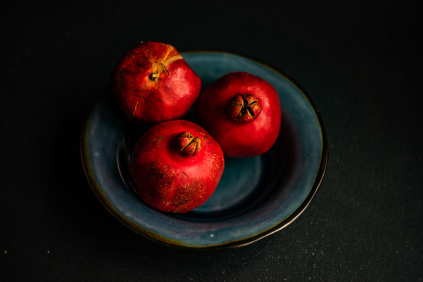 포토 JPG 해외이미지 접시 검은배경 사람없음 어둠 석류 해외포토 식기 백그라운드 과일 검은색 파일형식 이미지허브