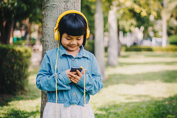 포토 JPG 해외이미지 라이프스타일 배너 행복 어린이 음악 이어폰 백그라운드 오렌지 학교 가족 자연 모바일 거리 한명 사람 소년 야외 10대 스마트폰 핸드폰 유행 얼음 헤드폰 듣기 도시 달콤 시원함 먹기 해외포토 자연요소 1 교육 남자 감정 음향기기 과일 관계 모션 청소년 문화예술 생활 전자제품 스마트기기 맛 생태계 파일형식 이미지허브