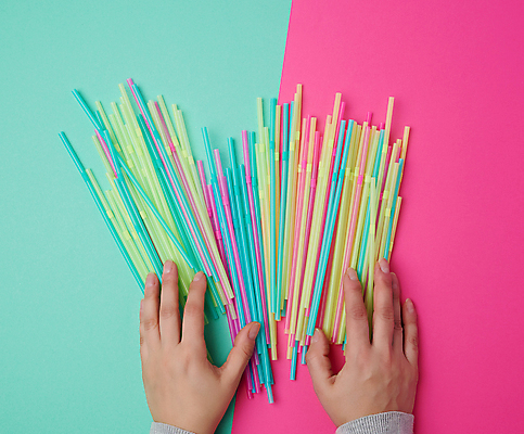 포토 JPG 해외이미지 손 실내 빨대 손짓 신체부위 자연보호 일회용 오브젝트 에코 분홍색배경 제로웨이스트 민트색배경 해외포토 분홍색 백그라운드 모션 자연 사람 내부 환경 그린캠페인 보호 사회이슈 민트색 파일형식 이미지허브