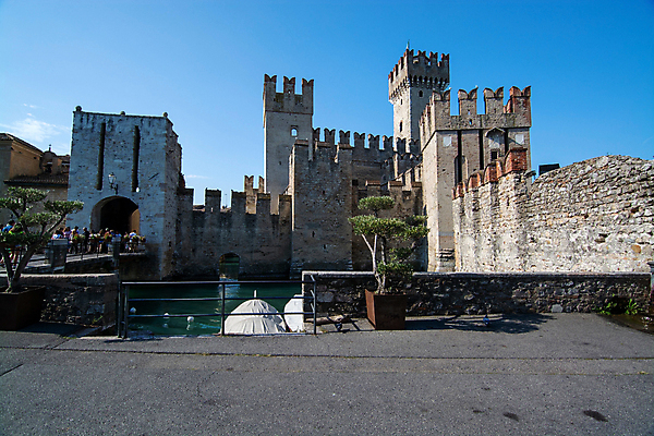 포토 JPG 해외이미지 중년 건축양식 사람없음 건물 여름 이탈리아 궁전 성 중세 역사 8월 옛날 해외포토 건축물 계절 건축 유럽 고건축 성인 날짜 파일형식 이미지허브