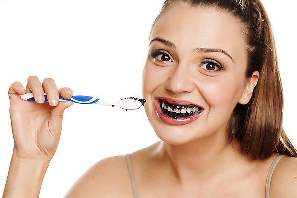 포토 JPG 해외이미지 백인 여자 행복 아침 건강 한명 미소 뷰티 검은색 흰색 잡기 붓 입 닫기 치아 칫솔 흰배경 반죽 치약 숯 돌봄 미백 위생관리 해외포토 주간 서양인 1 감정 컬러 백그라운드 모션 표정 관리 사람 신체부위 위생용품 소화기관 파일형식 이미지허브