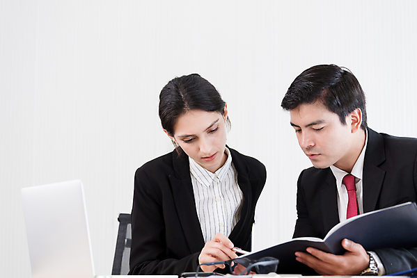 포토 JPG 해외이미지 백인 직업 여자 남자 행복 셔츠 돈 회사 비즈니스 성공 노동자 직장 대화 미소 사람 앉기 정장 내부 두명 노트북 컴퓨터 사무실 검은색 흰색 축하 최고 작업 비즈니스맨 비즈니스우먼 토론 종업원 경영자 문서 긍정 비서 승진 주인 책임자 해외포토 서양인 옷 감정 컬러 컨셉 상의 모션 표정 말하기 전자제품 직장인 재산 리더 파일형식 이미지허브