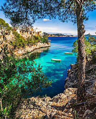 포토 JPG 해외이미지 나무 유럽 바다 섬 여행 건축양식 자연 하늘 휴가 휴식 풍경 사람없음 야외 물 여름 파란색 관광지 태양 바위 만 보트 스페인 지중해 언덕 남쪽 스페인어 열대기후 해외포토 자연요소 식물 계절 건축 나라 컬러 컨셉 배_교통 돌_바위 방향 생태계 파일형식 이미지허브