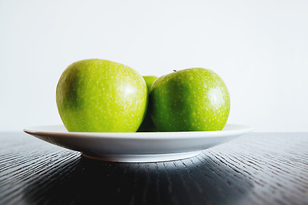 포토 JPG 해외이미지 접시 음식 과일 탁자 건강 3 사람없음 초록색 흰색 신선 사과 숙성 해외포토 식기 컬러 가구 파일형식 이미지허브