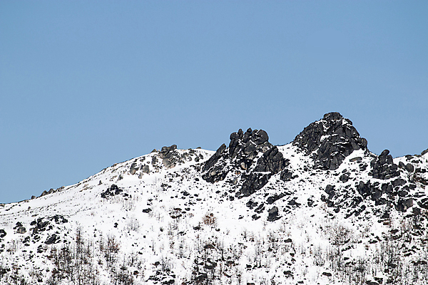 포토 JPG 해외이미지 계절 공원 여행 겨울 자연 하늘 날씨 산 풍경 사람없음 야외 파란색 햇빛 환경 맑음 하이킹 추위 흰색 정상 언덕 오르기 절정 눈내림 수평선 카피스페이스 해외포토 공공시설 컬러 모션 레저 눈_날씨 태양 공백 생태계 파일형식 이미지허브