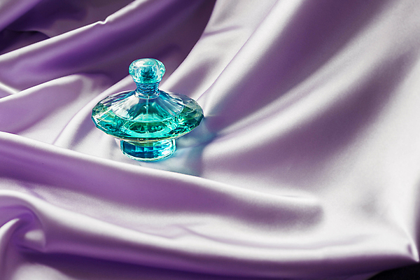 포토 JPG 해외이미지 실내 사람없음 뷰티 화장품 실크 향수 보라색배경 해외포토 백그라운드 내부 보라색 직물 파일형식 이미지허브