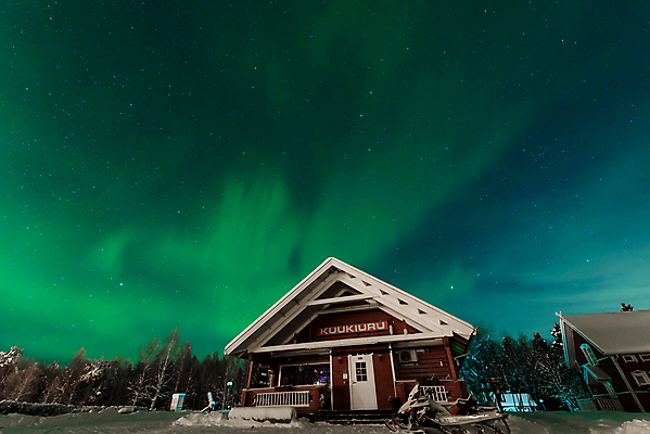 포토 JPG 해외이미지 나무 공원 실루엣 별 도로 호수 백그라운드 겨울 창문 자연 하늘 전등 산 주택 핀란드 아이슬란드 풍경 사람없음 초록색 파란색 태양 노란색 우주 냉동 추위 소나무 야간 숲 북극 천문학 북쪽 전나무 오로라 스칸디나비아 현상 해외포토 자연요소 식물 계절 공공시설 교육 유럽 길 컬러 교통시설 자연현상 조명 촬영기법 북유럽 건물 극지방 방향 생태계 파일형식 이미지허브