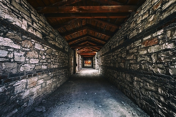 포토 JPG 해외이미지 산업 벽 백그라운드 건축양식 지붕 벽돌 바닥 실내 사람없음 내부 건물 목재 빛 어둠 손상 바위 기둥 복도 중세 터널 큼 무서움 버리기 천장 통로 지하 나쁜 방법 옛날 오싹 해외포토 나무 건축물 건축 감정 길 컨셉 재료 모션 돌_바위 역사 크기 파일형식 이미지허브