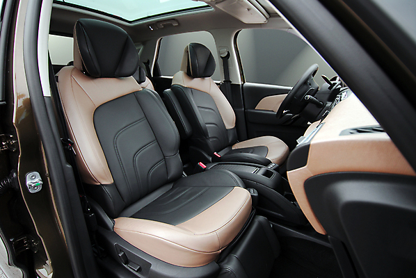 포토 JPG 해외이미지 디자인 여행 의자 비즈니스 교통시설 자동차 실내 안전 사람없음 내부 문 장비 벨트 바퀴 운전사 가죽 승합차 승객 계기판 자동 해외포토 직업 잡화 육상교통 가구 교통 승용차 시설 파일형식 이미지허브