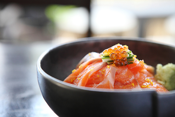 포토 JPG 해외이미지 그릇 실내 사람없음 아웃포커스 소프트포커스 덮밥 연어알 일본음식 연어덮밥 해외포토 식기 음식 촬영기법 내부 알 파일형식 이미지허브