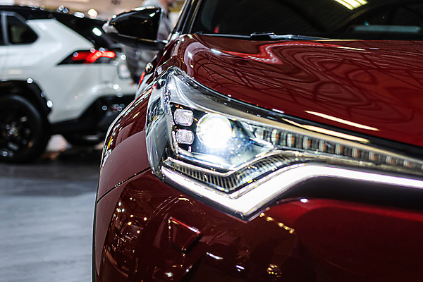 포토 JPG 해외이미지 모델 디자인 외관 컨셉 부분 교통시설 자동차 유리 조명 새로움 안전 사람없음 빛 반사 머리 금속 힘 장비 운전 램프 고급 우아함 파편 플라스틱 묘사 신호 스포트라이트 반사경 혁명 범퍼 자동 스타일 주도 해외포토 육상교통 교통 모션 재질 신체부위 예절 시설 파일형식 이미지허브