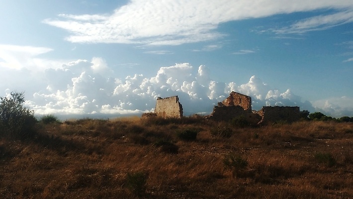 포토 JPG 해외이미지 구름 벽 건축양식 창문 하늘 지붕 날씨 주택 사람없음 내부 건물 목재 농장 손상 시골 파편 무서움 버리기 폐허 장면 그런지 깨짐 방치 알리칸테 옛날 폭풍우 해외포토 자연요소 나무 건축물 건축 감정 컨셉 농업 재료 모션 비_날씨 자연재해 파일형식 이미지허브
