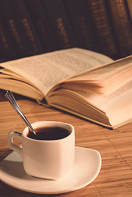 포토 JPG 해외이미지 라이프스타일 접시 디자인 종이 커피 백그라운드 컨셉 탁자 검은배경 휴식 주택 그림자 사람없음 목재 책 컵 파란색 빛 스터디 사무실 독서 갈색 숟가락 어둠 회색 흰색 램프 역사 도서관 야간 저녁 컵받침 복고 페이지 스크래치 에스프레소 아랍어 옛날 안락 해외포토 자연요소 나무 식기 교육 음료 컬러 가구 비즈니스 재료 조명 수저 건물 생활 학습 검은색 받침대 파일형식 이미지허브