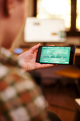 포토 JPG 해외이미지 서양인 여자 그래프 한명 들기 성인 뒷모습 아웃포커스 금융 경제 스마트폰 업무 소프트포커스 주식 분석 투자 성인여자한명만 해외포토 외국인 1 뷰포인트 컨셉 비즈니스 모션 촬영기법 사람 핸드폰 스마트기기 작업 여자한명만 성인여자만 파일형식 이미지허브