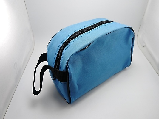 포토 JPG 해외이미지 손 가방 실내 사람없음 파란색 오픈 던지기 닫기 휴대용 오브젝트 지퍼 편리함 평야 해외포토 잡화 컬러 컨셉 모션 자연 내부 신체부위 파일형식 이미지허브