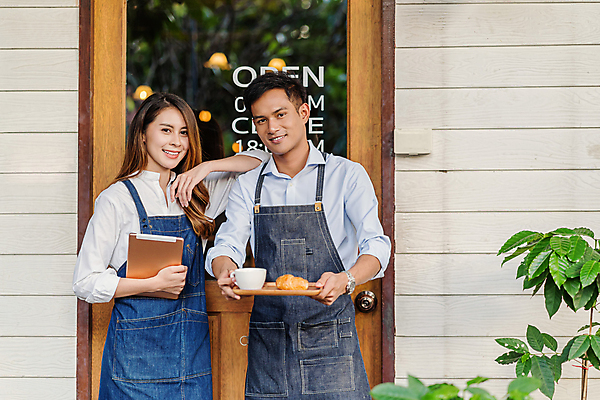 포토 JPG 해외이미지 직업 여자 행복 아시아 커피 비즈니스 사업가 창문 유리 디저트 노동자 직장 실내 미소 동양인 성인 두명 문 케이크 상점 식당 칠판 앞치마 펼침 카페 빵집 오픈 자신감 닫기 웨이트리스 종업원 서비스 서빙 환영 카페테리아 히스패닉 소매 주인 중소기업 해외포토 감정 나라 음료 음식 회사 모션 재질 표정 사람 인종 내부 파일형식 이미지허브